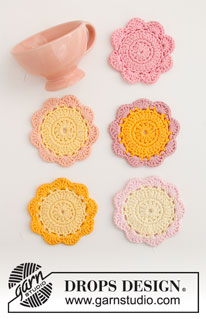 Blossom Coasters / DROPS Extra 0-1497 - Base para copo crochetada em forma de flor, em DROPS Paris.