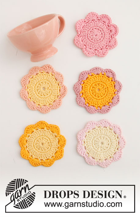 Blossom Coasters / DROPS Extra 0-1497 - Base para copo crochetada em forma de flor, em DROPS Paris.