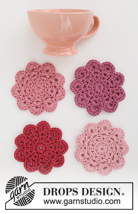Blushing Coasters / DROPS Extra 0-1498 - Sottobicchiere lavorato all’uncinetto a forma di fiore in DROPS Paris.