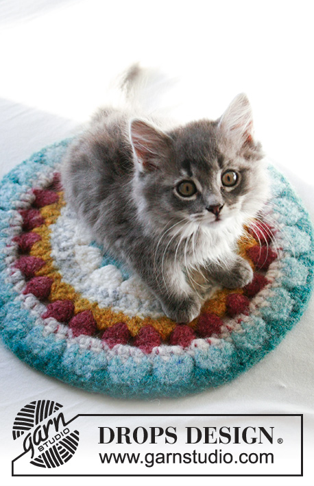 Center of Cattention / DROPS Extra 0-1504 - Filcowy dywanik dla kota na szydełku, przerabiany 2 nitkami włóczki DROPS Snow. Wykonywany od środka.