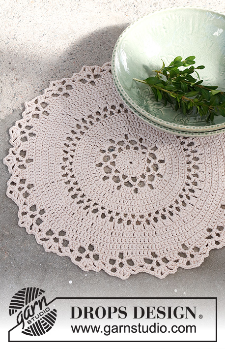 Holly Doily / DROPS Extra 0-1507 - Gehaakte placemat in DROPS Belle of DROPS Muskat. Thema: Kerst.