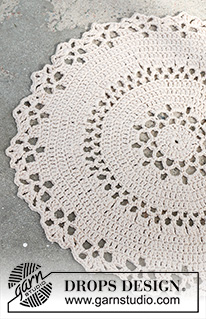 Holly Doily / DROPS Extra 0-1507 - Gehaakte placemat in DROPS Belle of DROPS Muskat. Thema: Kerst.