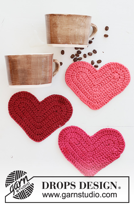 Achy Breakfasty Heart / DROPS Extra 0-1511 - Base de copo com corações crochetados em DROPS Paris. Tema: Natal