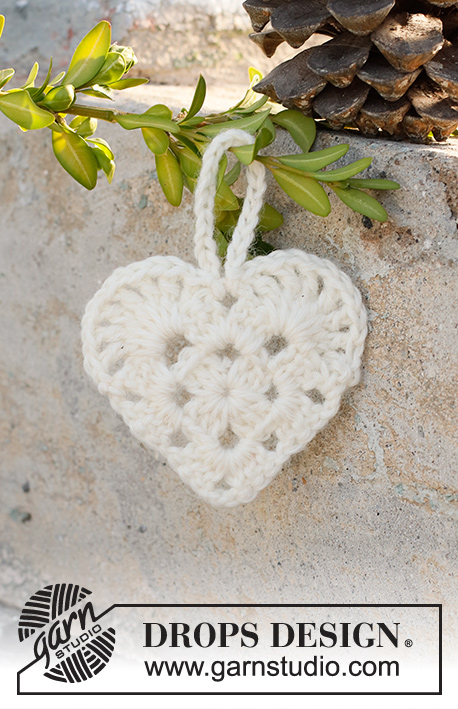 From the Heart / DROPS Extra 0-1514 - Ornamento de Natal em forma de coração crochetado em DROPS Cotton Light. Tema: Natal.