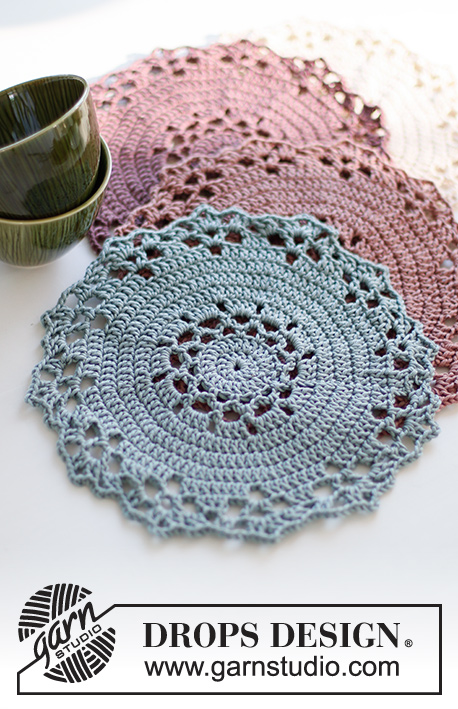 Festive Feast / DROPS Extra 0-1516 - Crocheted table mat in DROPS Muskat. Theme: Christmas.