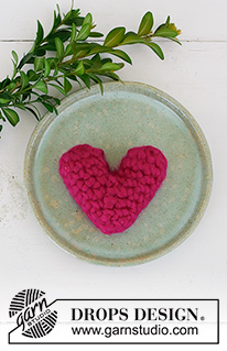 Fluffy Hearts / DROPS Extra 0-1519 - Ornamentos de corações crochetados em DROPS Snow. Tema: Natal