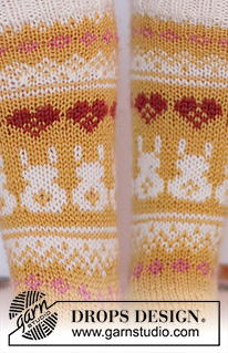 Bunny Love / DROPS Extra 0-1536 - Meias tricotadas de cima para baixo em DROPS Karisma, com jacquard norueguês, coelhos da Páscoa e corações. Do 35 ao 46. Tema: Páscoa.