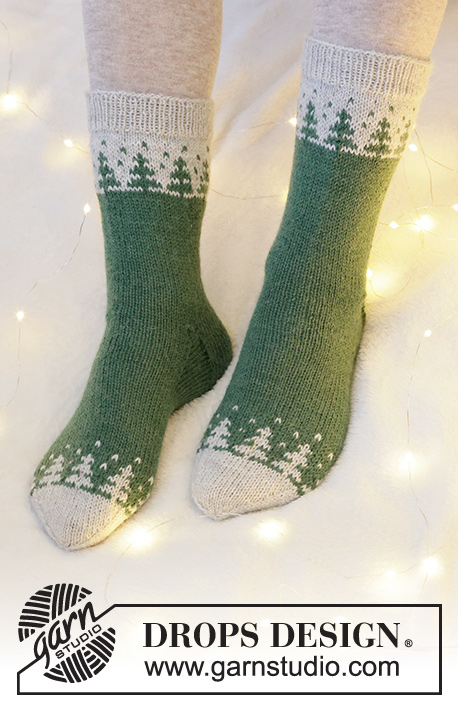 Forest Spell / DROPS Extra 0-1553 - Gebreide sokken met Scandinavisch patroon in DROPS Nord. Maat 35 tot 43 Thema: Kerst.