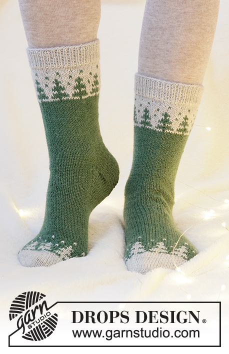 Forest Spell / DROPS Extra 0-1553 - Gebreide sokken met Scandinavisch patroon in DROPS Nord. Maat 35 tot 43 Thema: Kerst.