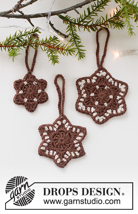 Gingerbread Stars / DROPS Extra 0-1554 - Pierniczki w kształcie gwiazdki na szydełku, z włóczki DROPS BabyMerino. Temat: Boże Narodzenie.