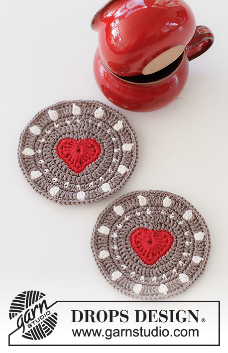 Bright Heart Coasters / DROPS Extra 0-1555 - Base para copo em forma de coração de biscoito de gengibre crochetado em DROPS Muskat. Tema: Natal.