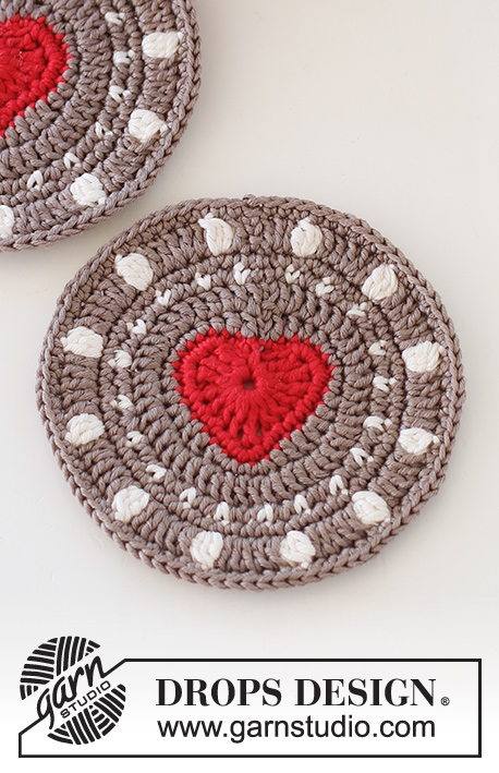 Bright Heart Coasters / DROPS Extra 0-1555 - Hæklet peberkage glasunderlag med hjerte i DROPS Muskat. Tema: Jul.