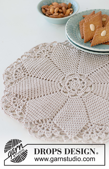 Christmas Classic / DROPS Extra 0-1557 - Crocheted placemat in DROPS Muskat. Theme: Christmas.