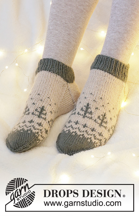 Forest Magic / DROPS Extra 0-1558 - Kotníkové ponožky s norským vzorem pletené z příze DROPS Lima. Velikost 35 až 46. Motiv: Vánoce.