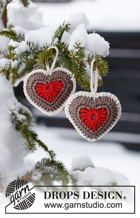 Bright Heart Ornaments / DROPS Extra 0-1560 - Ozdoba świąteczna – serce piernik na szydełku, z włóczki DROPS Muskat. Temat: Boże Narodzenie.