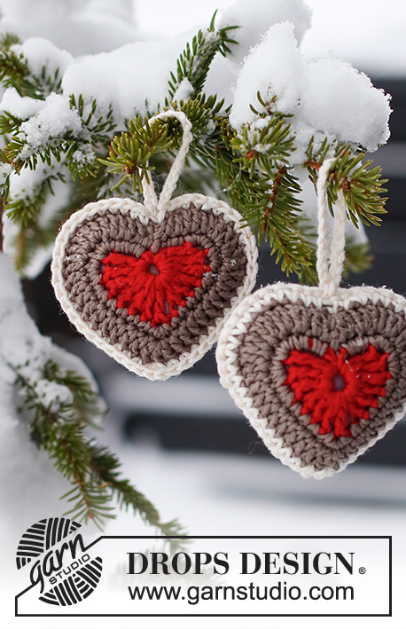 Bright Heart Ornaments / DROPS Extra 0-1560 - Crocheted ginger bread heart Christmas decoration in DROPS Muskat. Theme: Christmas.