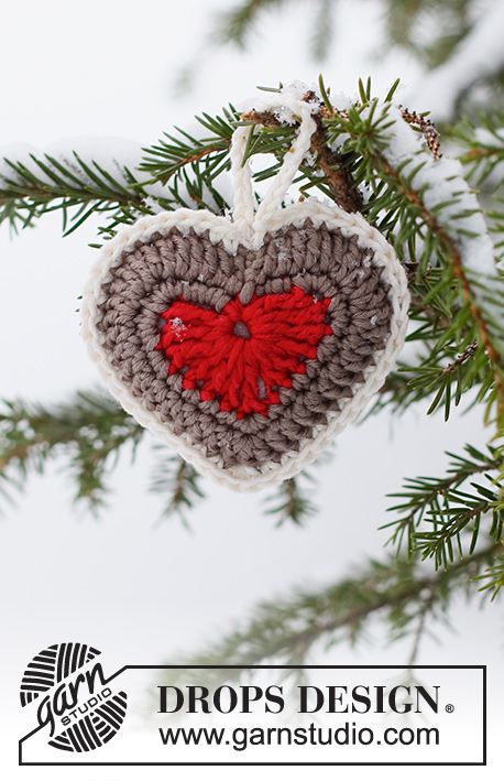 Bright Heart Ornaments / DROPS Extra 0-1560 - Ozdoba świąteczna – serce piernik na szydełku, z włóczki DROPS Muskat. Temat: Boże Narodzenie.