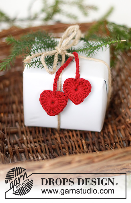 Cherry Hearts / DROPS Extra 0-1565 - Hæklede hjerter med snor i DROPS Cotton Light. Tema: Jul.