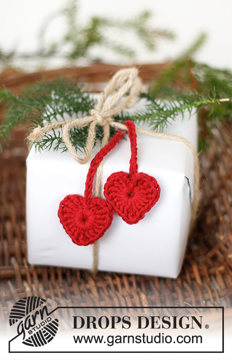 Cherry Hearts / DROPS Extra 0-1565 - Srdíčka na šňůrce háčkované z příze DROPS Cotton Light. Motiv: Vánoce