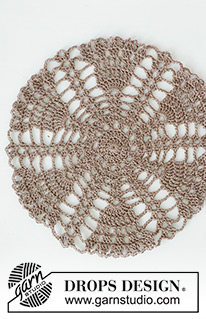Winter Branches Doily / DROPS Extra 0-1580 - Individual em croché em DROPS Bomull-Lin. Crocheta-se em redondo, a partir do meio. Tema: Natal.