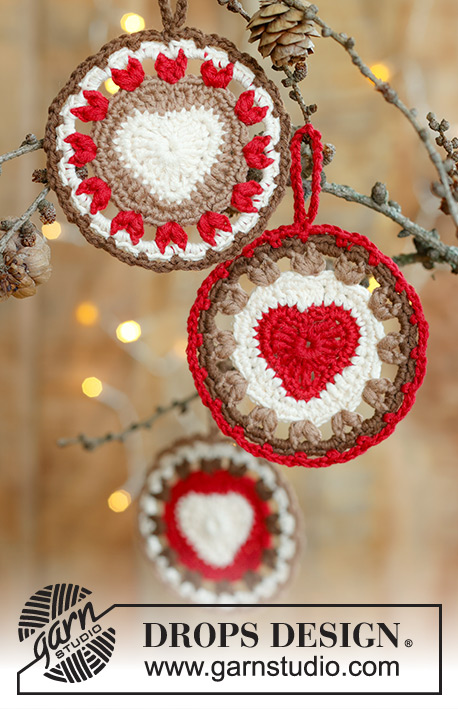 Bright Hearts / DROPS Extra 0-1583 - Gehaakte kerstdecoratie met hartje in DROPS Safran. Thema: Kerst.
