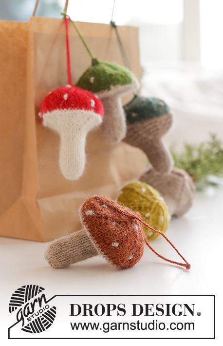 Enchanted Mushrooms / DROPS Extra 0-1584 - Funghi/decorazioni di Natale lavorate ai ferri in Alpaca a maglia legaccio o maglia rasata e punto nodi francese. Lavorati dal basso verso l’alto. Tema: Natale