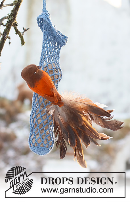 Merry Chirping / DROPS Extra 0-1585 - Red de ganchillo para comida de pájaros en DROPS Safran. La labor está realizada con patrón de calados. Tema:Navidad