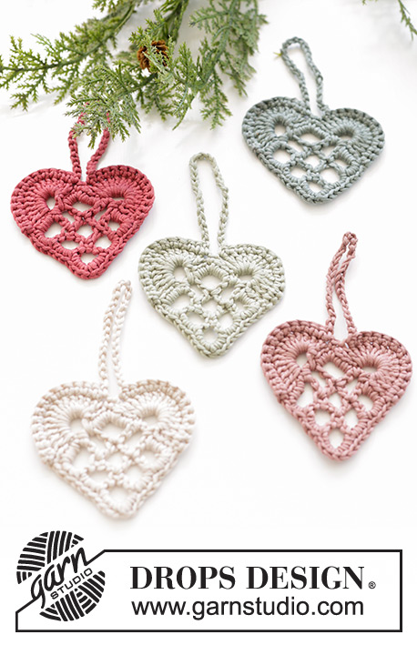 Give You My Heart / DROPS Extra 0-1586 - Gehaakt hart/kerstdecoratie in DROPS Muskat. Thema: Kerst.