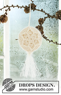 Frozen Flowers / DROPS Extra 0-1589 - Horgolt karácsonyi gömb DROPS Baby Merino és DROPS Kid Silk fonalól. A darabot két részben horgoljuk, körben, közepéről kifelé haladva, relief-mintával, csillaggal és bojttal. Téma: Karácsony