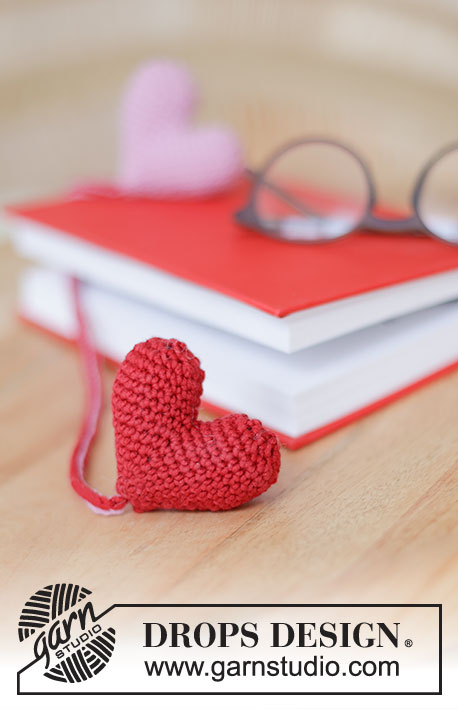 Book Lovers / DROPS Extra 0-1592 - Marcador de livro crochetado com corações, em DROPS Merino Extra Fine.
Tema: São Valentim.