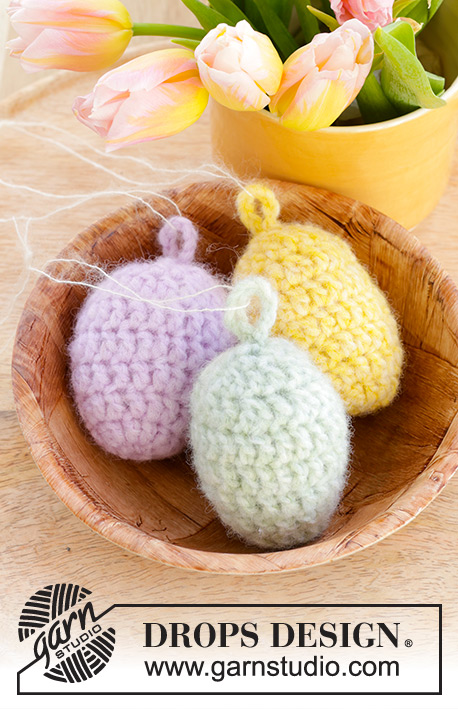 Easter Eggs / DROPS Extra 0-1596 - Huevos decorativos a ganchillo en DROPS Air. La pieza está elaborada en redondo, de abajo hacia arriba. Tema: Pascua.