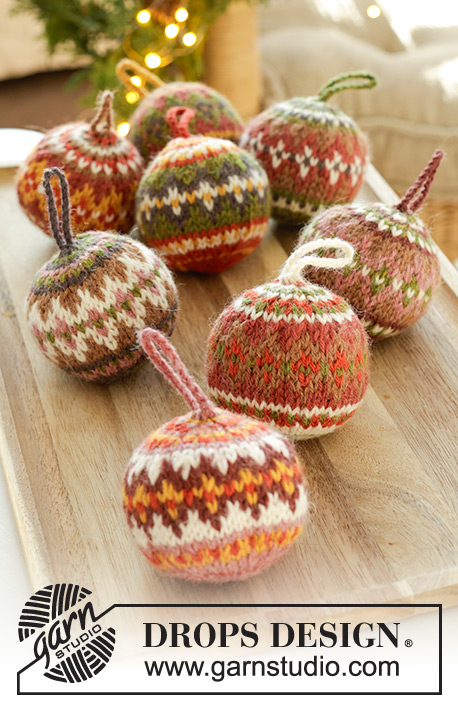 Jolly Holly Days / DROPS Extra 0-1607 - Knitted baubles in DROPS Lima. The piece is worked in the round, bottom up, with multi-coloured Nordic pattern. Theme: Christmas.