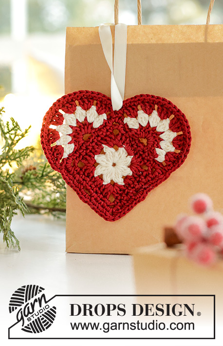 By Heart / DROPS Extra 0-1611 - Ozdoba świąteczna, serce na szydełku, z włóczki DROPS Muskat. Temat: Boże Narodzenie.