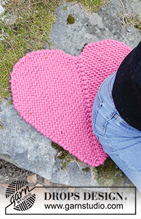 Heart Seatpad / DROPS Extra 0-1620 - Coussin d’assise / cœur tricoté avec 2 fils DROPS Snow. Se tricote en allers et retours en forme de domino avec un demi-cercle sur les côtés. Thème : Saint Valentin.