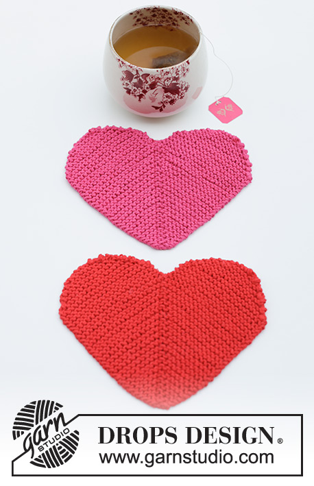 Heart Coasters / DROPS Extra 0-1622 - Gebreide onderzetter/hart in DROPS Cotton Light. Het werk wordt heen en weer gebreid als een dominovierkant met bogen op 2 van de zijkanten. Thema: Valentijn.