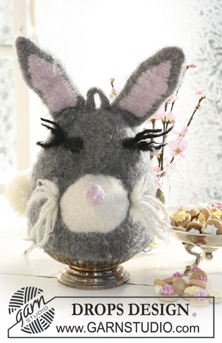 Miss Bunny / DROPS Extra 0-508 - Leuke en grappige vilten DROPS paashaas. Gebruik als eierwarmer of theemuts. Gebreid van ”Snow”.