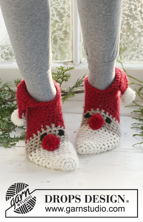Sneaky Santa / DROPS Extra 0-523 - Pantofole lavorate all'uncinetto per bambini e donne in DROPS Snow. Le pantofole sono lavorate a forma di Babbo Natale, con occhi, naso e pompoms. Taglie: 22 - 44. Tema: Natale.
