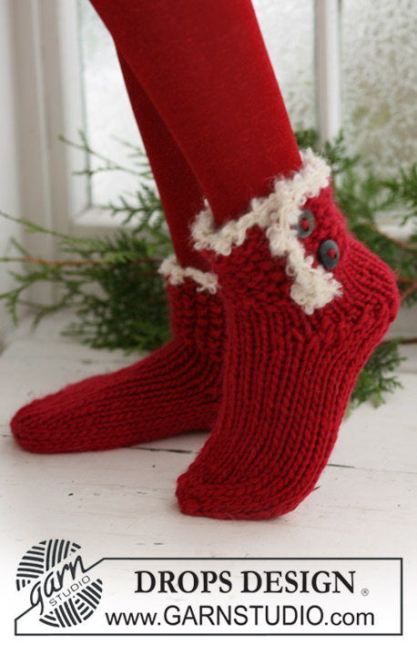 Santa's Boots / DROPS Extra 0-524 - DROPS joulusukat ”Snow”-langasta, ”Puddel”-langalla virkatuilla reunuksilla ja koristenapeilla.