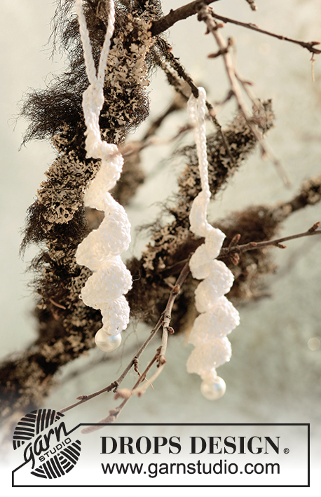 Snow Curls / DROPS Extra 0-528 - Pingo de gelo de Natal DROPS em croché em “Cotton Viscose” 