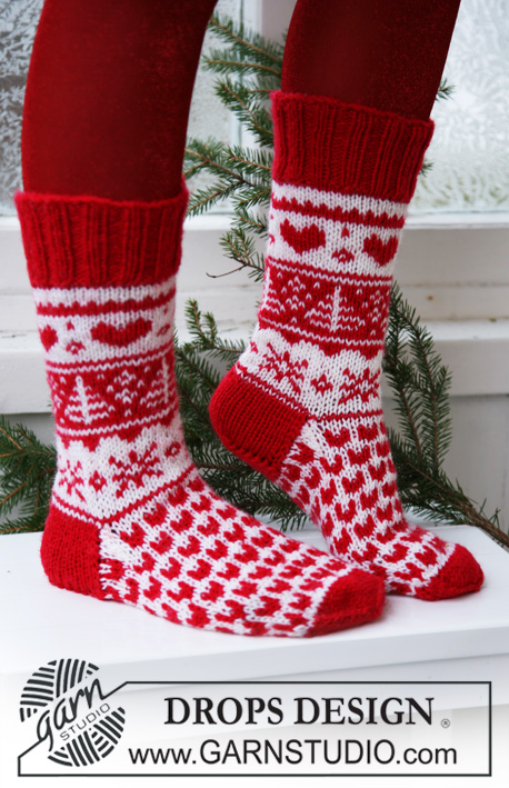 Hearts Afire / DROPS Extra 0-566 - Gestrickte Socken für Kinder, Damen und Herren in DROPS Karisma. Die Socken werden mit nordischem Muster mit Herzen, Weihachtsbaum und Schneekristallen gestrickt. Größe 32 - 43. Thema: Weihnachten