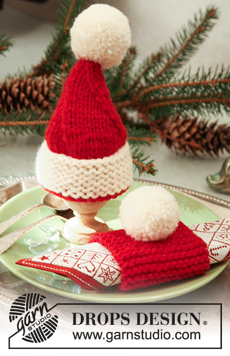 Santa's Breakfast / DROPS Extra 0-569 - Gebreide ei-warmer en servetring in DROPS Alaska. De ei-warmer wordt gebreid in de vorm van een kerstmuts met pompons. Thema: Kerst.