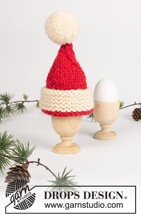 Santa's Breakfast / DROPS Extra 0-569 - Capas para ovos e aros de guardanapo em DROPS Alaska. As capas para os ovos têm a forma de um gorro de Pai Natal com pompoms. Tema: Natal