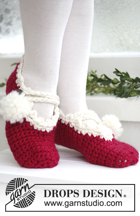Mary Xmas / DROPS Extra 0-578 - Gehaakte sloffen voor kinderen en volwassenen in DROPS Snow en DROPS Glitter. De sokken worden gehaakt als kerstsloffen met pompons. Maat 35 - 43. Thema: Kerst.