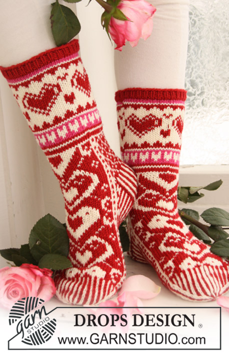 Head Over Heels For You / DROPS Extra 0-611 - Skarpetki na drutach z włóczki DROPS Merino Extra Fine. Skarpetki są z żakardem norweskim w serca. Rozmiary 35 - 43. Temat: Boże Narodzenie