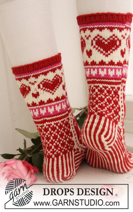 Head Over Heels For You / DROPS Extra 0-611 - Skarpetki na drutach z włóczki DROPS Merino Extra Fine. Skarpetki są z żakardem norweskim w serca. Rozmiary 35 - 43. Temat: Boże Narodzenie