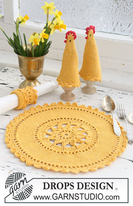 Sunny Morning / DROPS Extra 0-623 - Ensemble pour Pâques : Set de table, couvre-œuf et rond de serviette  DROPS au crochet en Safran et Glitter.