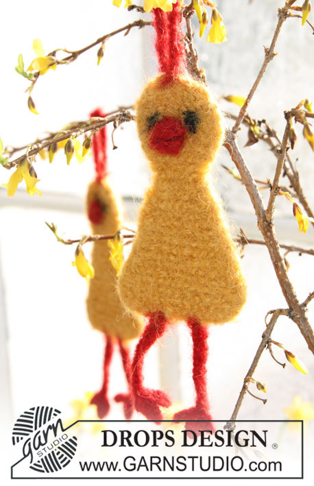 Cheeky the Chicken / DROPS Extra 0-632 - DROPS Velikonoce: plstěné kuře pletené z příze Alpaca.