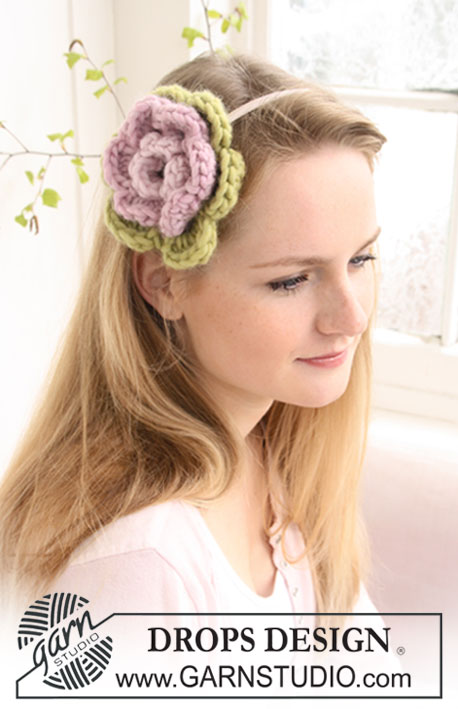 Spring in the Hair / DROPS Extra 0-671 - Flor DROPS em croché em ”Snow” para fita de cabelo.