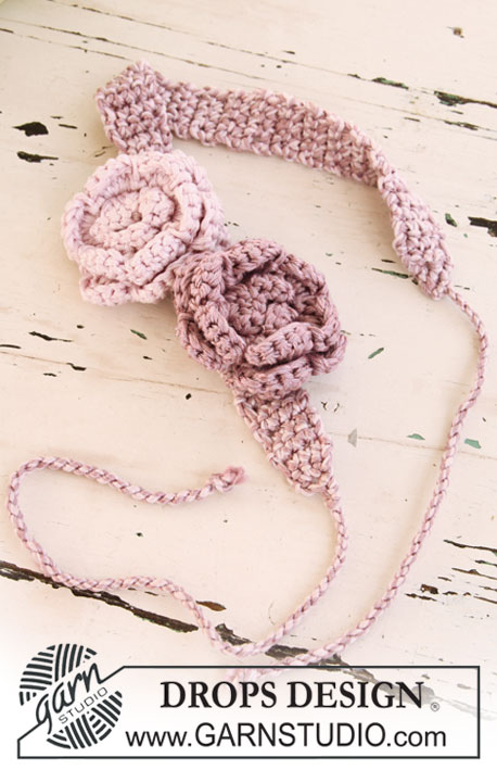 Spring in the Hair / DROPS Extra 0-674 - Bandeau DROPS au crochet avec fleurs au crochet en Coton Viscose et fleur au crochet pour bandeau en Snow.
