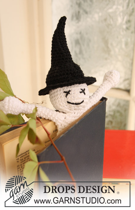 Scary Tales / DROPS Extra 0-703 - Marcador de página fantasma” DROPS en ganchillo / crochet para Halloween en “Safran”.
Diseño DROPS:  Patrón No. E-167

